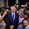 Cựu Thủ tướng Malaysia Najib Razak (giữa) bị triệu tập tới Tòa thượng thẩm Kuala Lumpur ngày 4/7. (Ảnh: THX/TTXVN)