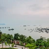 Một góc bến thuyền trên xã đảo Nghi Sơn và khu vực cầu cảng nước sâu Nghi Sơn, Thanh Hóa.(Ảnh: Trọng Đạt/TTXVN) 
