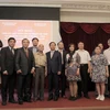 Thứ trưởng Bộ Ngoại giao Vũ Hồng Nam, Đại sứ Ngô Đức Mạnh chụp ảnh lưu niệm với Ban lãnh đạo Hội người Việt Nam tại Nga. (Ảnh: Hồng Quân/TTXVN)