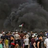 Khói bốc lên từ những lốp xe do người biểu tình Palestine đốt gần khu vực biên giới Israel và Dải Gaza ngày 13/7. (Ảnh: AFP/TTXVN)