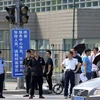 Lực lượng an ninh Trung Quốc bên ngoài Sứ quán Mỹ tại Bắc Kinh. (Nguồn: AP)