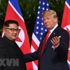 Tổng thống Mỹ Donald Trump (phải) và nhà lãnh đạo Triều Tiên Kim Jong-un tại Hội nghị thượng đỉnh Mỹ-Triều ở Singapore ngày 12/6. (Nguồn: AFP/TTXVN)