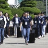 Đội bóng rổ nữ của Hàn Quốc tới sân bay Seoul ở Seongnam, chuẩn bị đến Bình Nhưỡng tham gia cuộc đấu bóng rổ giao hữu ngày 3/7. (Nguồn: EPA/TTXVN)