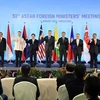Phó Thủ tướng, Bộ trưởng Ngoại giao Việt Nam Phạm Bình Minh (thứ 5, trái sang) chụp ảnh cùng Ngoại trưởng các quốc gia thành viên ASEAN tại Hội nghị AMM 51 ở Singapore ngày 2/8. (Nguồn: AFP/TTXVN)