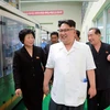 Nhà lãnh đạo Triều Tiên Kim Jong-un thăm một nhà máy nước khoáng ở thủ đô Bình Nhưỡng năm 2017. (Nguồn: YONHAP/TTXVN)