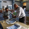 Nhân viên Ủy ban bầu cử Iraq kiểm lại phiếu bầu Quốc hội bằng tay tại thành phố Najaf ngày 13/5. (Ảnh: AFP/TTXVN)