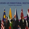 Ngoại trưởng Mỹ Mike Pompeo (giữa) tại Hội nghị ở Singapore ngày 3/8. (Ảnh: AFP/TTXVN)