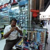 Công nhân làm việc tại một cửa hàng sửa đồng hồ ở Jeddah, Saudi Arabia. (Ảnh: AFP/TTXVN)