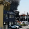 Khói lửa bốc lên sau vụ nổ gần sân bay Bologna ở Italy ngày 6/8. (Ảnh: Metro/TTXVN)
