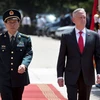 Bộ trưởng Quốc phòng Trung Quốc Ngụy Phụng Hòa (trái) và Bộ trưởng Quốc phòng Mỹ Jim Mattis duyệt đội danh dự tại lễ đón ở Bắc Kinh ngày 27/6. (Nguồn: EPA-EFE/TTXVN)