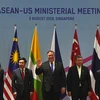  Ngoại trưởng Mỹ Mike Pompeo (giữa) tại Hội nghị ở Singapore ngày 3/8. (Ảnh: AFP/TTXVN)