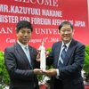 Hiệu trưởng Đại học Cần Thơ, giáo sư Hà Thanh Toàn tặng quà lưu niệm cho Thứ trưởng Ngoại giao Nhật Bản Kazuyuki Nakane. (Ảnh: Ánh Tuyết/TTXVN)