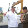 Nhà lãnh đạo Triều Tiên Kim Jong-un thị sát một xưởng đóng tàu ở Chongjin. (Ảnh: Yonhap/TTXVN)
