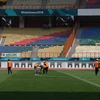 Nhân viên phục vụ đang dùng máy lu sơn lại vạch sân Wibawa Mukti để đảm bảo cho trận đấu giữa Olympic Việt Nam và Olympic Pakistan diễn ra vào ngày 14/8 trên mặt sân với điều kiện tốt nhất. (Ảnh: Trọng Tuệ)