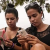 Người dân Cuba truy cập Internet trên điện thoại di động ở tỉnh Ciego de Avila. (Ảnh: AFP/TTXVN)