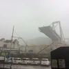 Chiếc cầu cạn Morandi bị sập trên đường cao tốc A10 tại thành phố Genoa, Italy ngày 14/8. (Ảnh: AFP/TTXVN)