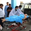 Tình nguyện viên chuyển người bị thương tới bệnh viện sau vụ tấn công ở Kabul ngày 15/8. (Ảnh: AFP/TTXVN)
