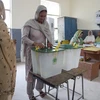 Cử tri Pakistan bỏ phiếu tại điểm bầu cử ở Islamabad trong cuộc tổng tuyển cử ngày 25/7. (Ảnh: AFP/TTXVN)
