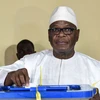 Tổng thống đương nhiệm Ibrahim Boubacar Keita bỏ phiếu tại điểm bầu cử ở Bamako, ngày 12/8. (Nguồn: AFP/TTXVN)