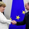 Tổng thống Nga Vladimir Putin (phải) và Thủ tướng Đức Angela Merkel trong cuộc gặp tại Sochi, Nga ngày 18/5. (Ảnh: AFP/TTXVN)