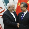 Ngoại trưởng Trung Quốc Vương Nghị (phải) và Ngoại trưởng Iran Mohammad Javad Zarif trong cuộc gặp tại Bắc Kinh, Trung Quốc ngày 13/5. (Ảnh: AFP/TTXVN)