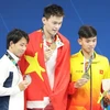 Vận động viên Nguyễn Huy Hoàng (phải) giành huy chương đầu tiên cho bơi lội Việt Nam tại ASIAD 2018. (Ảnh: Hoàng Linh/TTXVN)