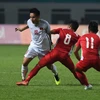 Cầu thủ Đỗ Hùng Dũng (trái) của Olympic Việt Nam tranh bóng với cầu thủ Bishal Rai (phải) của Olympic Nepal trong trận đấu tại bảng D, ASIAD 2018, diễn ra tại Cikarang, Indonesia ngày 16/8. (Ảnh: AFP/TTXVN)