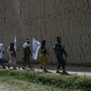 Các tay súng Taliban tại Jalalabad, Afghanistan ngày 16/6. (Ảnh: AFP/TTXVN)
