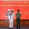 Thượng tướng Nguyễn Văn Thành (bên phải) trao Quyết định bổ nhiệm Giám đốc công an tỉnh Thanh Hóa cho Thiếu tướng Nguyễn Hải Trung. (Ảnh: Trịnh Duy Hưng/TTXVN)