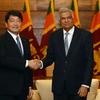 Bộ trưởng Quốc phòng Nhật Bản Itsunori Onodera (trái) và Thủ tướng Sri Lanka Ranil Wickremesinghe. (Nguồn: AP)