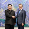 Tổng thống Hàn Quốc Moon Jae-in (phải) và nhà lãnh đạo Triều Tiên Kim Jong-un tại hội nghị thượng đỉnh liên Triều ở Panmunjom ngày 27/4. (Ảnh: AFP/TTXVN)