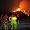 Lính cứu hỏa làm nhiệm vụ tại khu vực cháy rừng ở bang California, Mỹ ngày 9/8. (Ảnh: THX/TTXVN) 