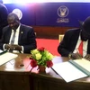Tổng thống Nam Sudan Salva Kiir (phải) và thủ lĩnh phe đối lập Riek Machar (trái) tại lễ ký thỏa thuận chia sẻ quyền lực ở Khartoum ngày 5/8. (Ảnh: THX/TTXVN)