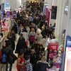 Người dân mua sắm tại một cửa hàng ở New York, Mỹ. (Ảnh: AFP/TTXVN)