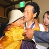 Cụ Kang Jung-ok (trái), 100 tuổi, sống ở Hàn Quốc gặp lại em gái Kang Jong Hwa (giữa), 85 tuổi, sống ở Triều Tiên tại cuộc đoàn tụ gia đình ly tán ở núi Kumgang ngày 24/8. (Ảnh: AFP/TTXVN)