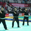 Bộ ba vận động viên Pencak Silat Vũ Tiến Dũng, Nguyễn Xuân Thành, Lưu Văn Nam đoạt huy chương bạc nội dung nam quyền biểu diễn. (Ảnh: Trọng Tuệ/TTXVN)