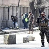Lực lượng an ninh Afghanistan gác tại hiện trường một vụ đánh bom. (Nguồn: EPA)
