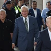 Cựu Thủ tướng Malaysia Najib Razak (giữa) tới Tòa án Kuala Lumpur ngày 8/8. (Ảnh: AFP/TTXVN)
