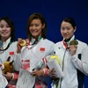 Lưu Sương (giữa) nhận huy chương vàng và phá kỷ lục thế giới 50m bơi ngửa nữ. (Nguồn: Antara)