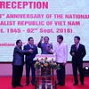 Đại sứ Việt Nam tại Lào Nguyễn Bá Hùng (giữa) cùng các lãnh đạo Lào mừng Quốc khánh Việt Nam. (Ảnh: Phạm Kiên/TTXVN)