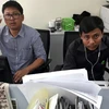 Wa Lone (trái) Kyaw Soe Oo tại văn phòng làm việc hồi tháng 12/2017. (Nguồn: voanews.com)