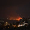 Trong ảnh: Khói lửa bốc lên từ căn cứ không quân Mazzeh, phía Tây thủ đô Damascus, Syria ngày 2/9. (Ảnh: THX/TTXVN)