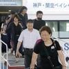 Hành khách di chuyển từ sân bay Kansai xuống xuồng cao tốc để sang sân bay Kobe ngày 5/9. (Ảnh: Kyodo/TTXVN)