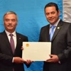 Đại sứ Nguyễn Hoài Dương và Tổng thống Guatemala Jimmy Morales Cabrera. (Nguồn: Phủ Tổng thống Guatemala)
