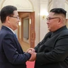 Ông Chung Eui-yong (trái) hội kiến nhà lãnh đạo Triều Tiên Kim Jong-un tại Bình Nhưỡng ngày 5/9. (Ảnh: YONHAP/TTXVN)