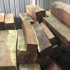 Số gỗ được giấu kín trong các kiện hàng bị cơ quan chức năng thu giữ. (Ảnh: Thanh Thủy/TTXVN)