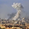 Khói bốc lên sau cuộc oanh kích của quân đội Syria nhằm vào các mục tiêu của tổ chức khủng bố Nhà nước Hồi giáo tự xưng ở Deir Ezzor ngày 31/10/2017. (Ảnh: AFP/TTXVN)