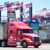 Bốc dỡ hàng hóa tại cảng Long Beach, bang California, Mỹ. (Ảnh: AFP/TTXVN)