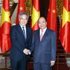 Thủ tướng Nguyễn Xuân Phúc (bên phải) đón Phó Thủ tướng Quốc vụ viện Trung Quốc Hồ Xuân Hoa. (Ảnh: Thống Nhất/TTXVN)