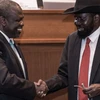 Tổng thống Nam Sudan Salva Kiir (phải) và lãnh đạo phe nổi dậy Riek Macha. (Nguồn: voanews.com)